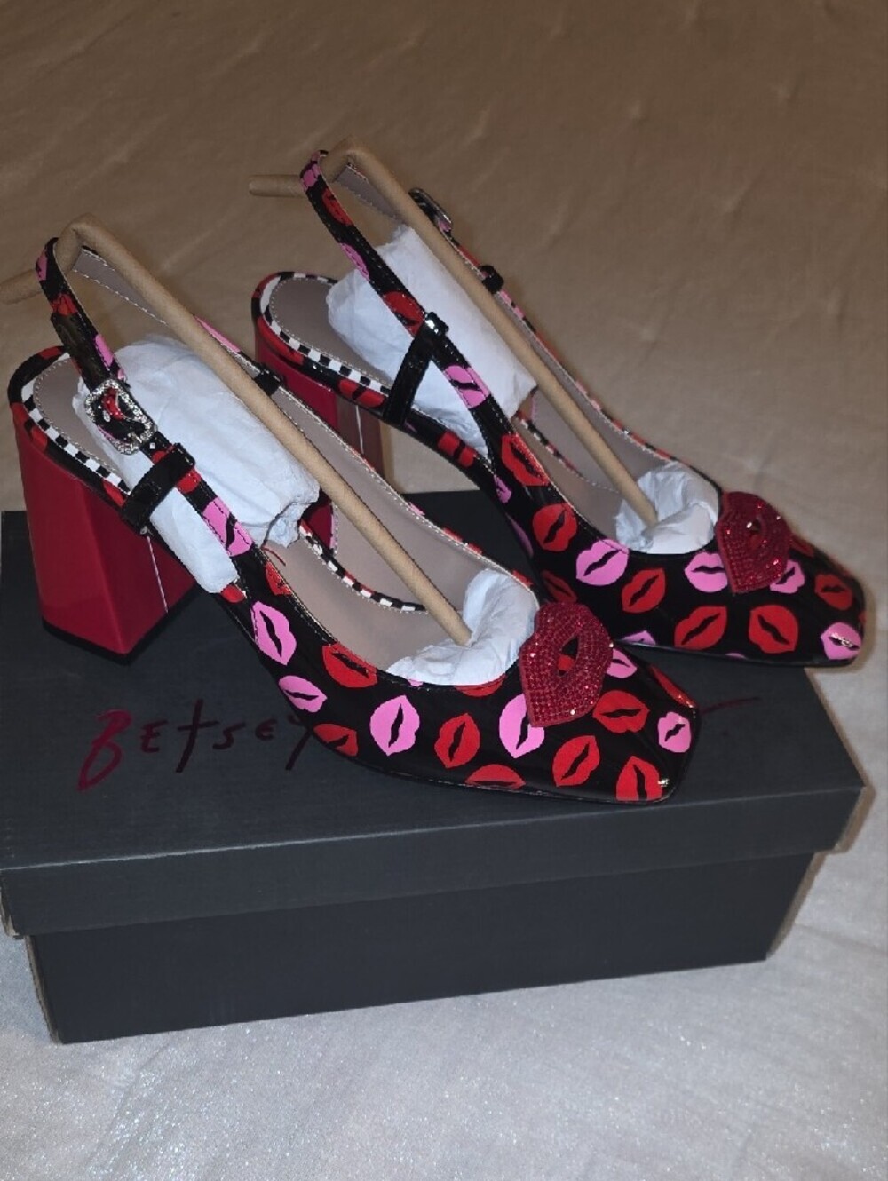 Betsey Johnson ASHHLEY Multi Lips Black Slingback Pumps Red and Pink Lips Size 8 - Picture 5 of 14